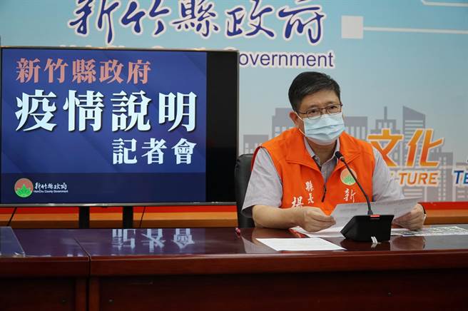 县长杨文科说明新竹县3日新冠疫情「嘉玲」，并将提前制发69到71岁接种通知单。（新竹县政府提供／罗浚滨新竹传真）