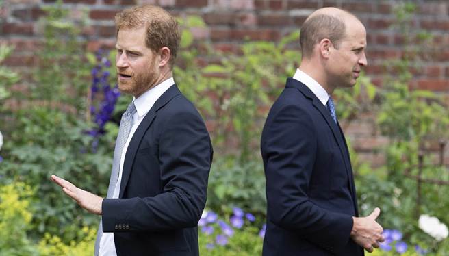 哈利（左）和哥哥威廉1日在肯辛顿宫（Kensington Palace）「低地花园」（Sunken Garden）为已故母亲黛安娜王妃的雕像揭幕。（美联社）