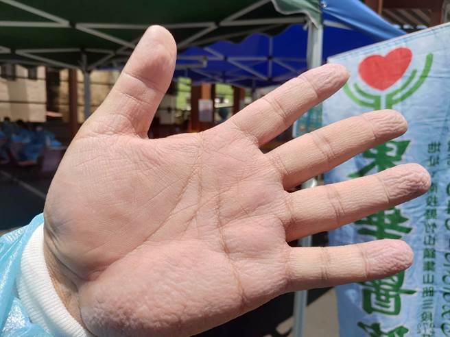 南投竹山东华医院3日为长者们施打莫德纳疫苗，因天气炎热，医护人员防护手套内的双手长时间「泡汗」，手变白发皱，让长辈心疼，频喊「辛苦了」。（东华医院提供／张妍溱南投传真）