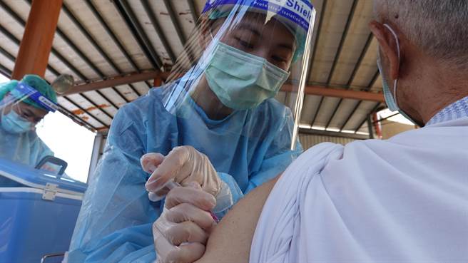 天气炎热，东华医院护理人员着防护装为长辈施打疫苗，全身溼透。（东华医院提供／张妍溱南投传真）