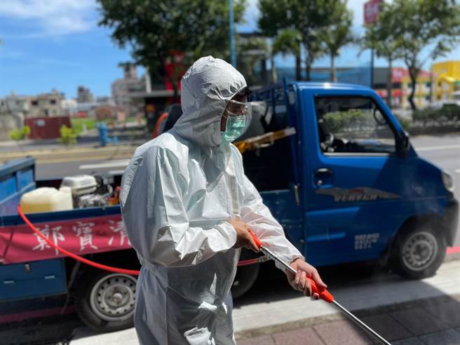 前立委鄭寶清派出「消毒專車」，協助到桃園各區進行消毒。(楊宗灝翻攝)