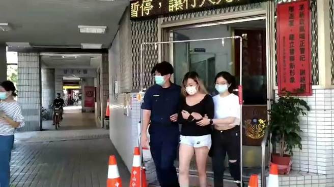 警方發現王女的胸部大小不一，查出她將毒品藏放在胸罩內。(翻攝照片／林郁平台北傳真）