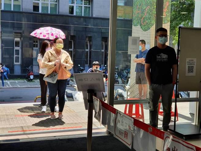 新北卫生局表示，已立刻检讨做场地优化，改善调整动线，并以简讯通知民眾分时分流。（新北市卫生局提供）