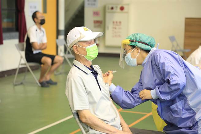 台中市今天各快打站施打莫德纳，截至中午施打1万4407人，并未出现抢打潮。（卢金足摄）