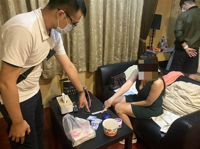 高雄越南籍黃姓女子（右）在日租套房內攬客性交易，與林姓男客一併遭查獲送辦。（高市苓雅分局提供／袁庭堯高雄傳真）