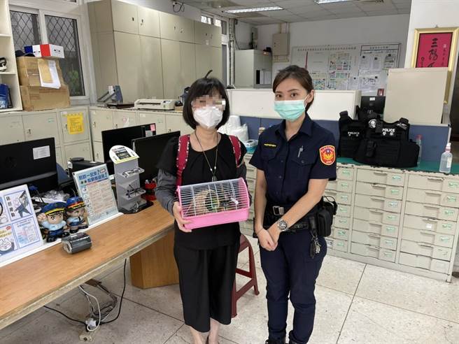 邵女接获警方通知，立刻赶到派出所认领，并连忙向警方道谢。(翻摄照片／林郁平台北传真）