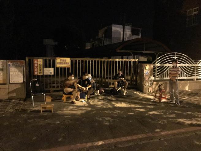 花莲今开放莫德纳疫苗残剂现场预约，许多人昨漏夜守候接种站，因气候炎热，有人排到暴怒。（王志伟摄）