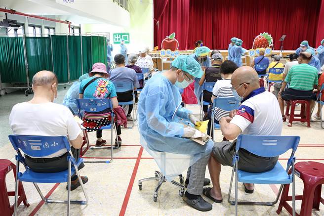 花莲今开放施打莫德纳疫苗，各接种站爆人潮，市区中华国小，因长辈提早到，现场相当乱，但经疏导后恢復秩序。（慈济医院提供／王志伟花莲传真）