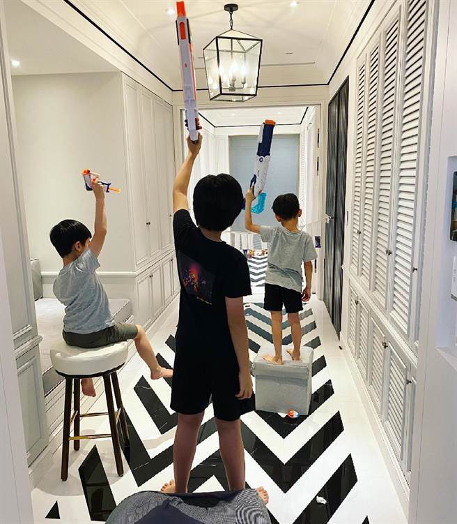 孩子們手裡拿著玩具槍，準備射擊前遠方的巧克力球。（圖/林志穎IG)