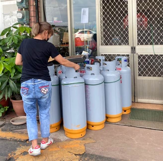 瓦斯配送员争取优先施打疫苗未果，部分业者拟7月中后停止送到家服务，图为示意图非当事业者。（张亦惠摄）