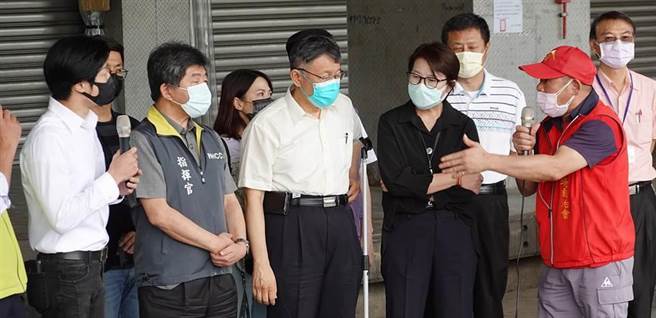 立委林昶佐（左）发言呛柯防疫工作漏洞百出，遭环南市长自治会会长林胜东（右）反呛，林身为中正万华区的立委有到环南市场关心过吗？（中时资料照）