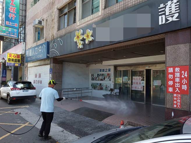 新竹縣3個護理之家共有62人確診，有44位是住民，機構內外完成消毒，環境陸續採檢陰性，住民可回原機構，目前有2位康復，衛生局未接獲康復住民找不到護理之家的訊息。（新竹縣政府提供／羅浚濱新竹傳真）