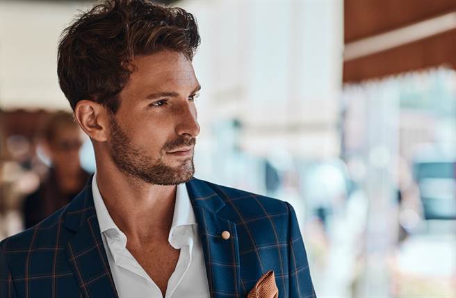 天秤座、水瓶座、天蝎座、摩羯座、金牛座的男性对感情的态度深情且专一，一旦爱上就是一辈子。（图／Shutterstock）
