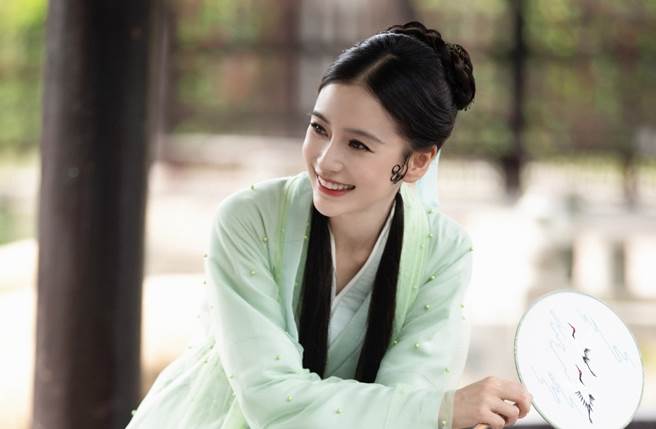 Angelababy近日在大陆综艺节目美扮青蛇。(取自Angelababy微博)