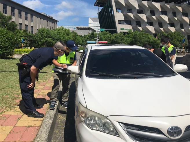 台中市政府交通局持续针对违规营业的白牌车进行稽查。(交通局提供／林欣仪台中传真)