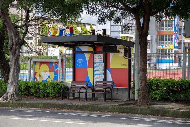 响应政府政策，岭东科技大学认养春安校区旁的公车候车亭，并结合校内设计专业，打造候车亭全新风貌。（岭东科大提供／林欣仪台中传真）