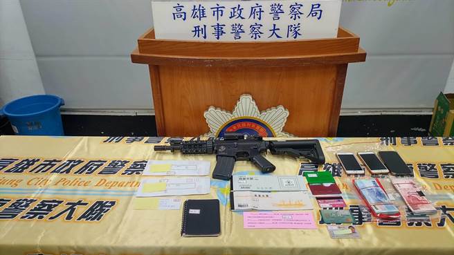 新冠肺炎疫情持续延烧，许多人生计受到影响，22岁何男刚找到保全工作，因任职未满期限而无法申请劳工纾困贷款，何在网路上发现周转讯息，便向34岁郑男借款1万元，但他被巧立名目扣款，才实拿3000元，每周须还1800元利息，高市刑大据报，逮捕郑男并搜出1把仿突击步枪的瓦斯枪，全案依重利、恐吓等罪送办。(翻摄照片／刘宥廷高雄报导)