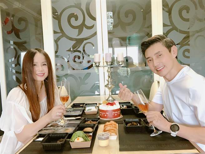 包伟铭57岁生日老婆欺瞒不庆祝一起床竟收惊喜超嗨。（翰森娱乐提供）