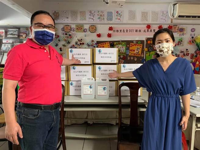 徐巧芯3日捐赠各10箱口罩、一些酒精和血氧机，分别给北市信义区四维里（刘耀平里长）、永春市场自治会（黄秀钰会长）运用。(图/翻摄自 徐巧芯脸书)