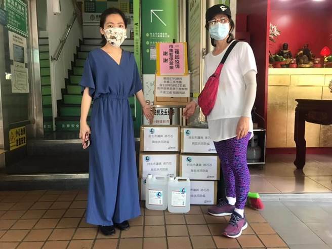 徐巧芯3日捐赠各10箱口罩、一些酒精和血氧机，分别给北市信义区四维里（刘耀平里长）、永春市场自治会（黄秀钰会长）运用。(图/翻摄自 徐巧芯脸书)