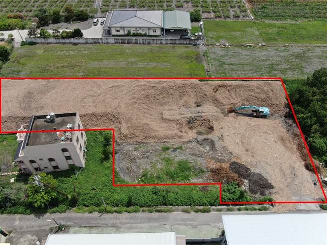 彰化县环保局稽查人员2日上午当场查获挖土机和曳引车进出溪州乡大同段偏僻乡间倾倒堆置废木料。（彰化县环保局提供／谢琼云彰化传真）