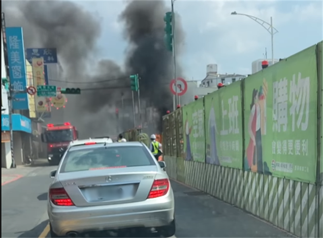 桃園綠色捷運正如火如荼施工中，3日下午八德區介壽路段卻驚傳失火，濃濃黑煙不斷冒出，甚至蔓延到一旁車道。(翻攝照片)