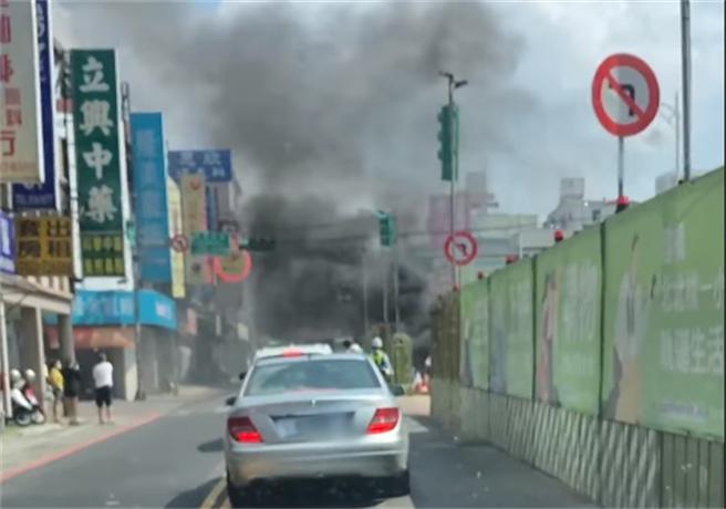 桃園綠色捷運正如火如荼施工中，3日下午八德區介壽路段卻驚傳失火，濃濃黑煙不斷冒出，甚至蔓延到一旁車道。(翻攝照片)