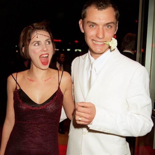 艾莉丝洛是裘德洛（Jude Law）和前妻莎蒂佛斯特（Sadie Foster）的女儿。(图/ 摘自Iris Law IG)