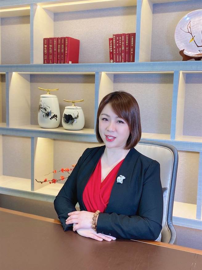 新北市议员刘美芳建议中央流行指挥中心能全面性之考量，在防疫控制的前提之下，适度让部分行业能逐步的恢復正常运作。（刘美芳服务处提供）