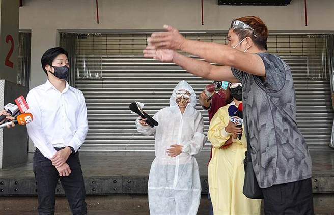 環南市場臨時記者會，林昶佐出席卻狂轟柯文哲，反遭現場攤販們洗臉嗆作秀。(圖／姚志平攝)