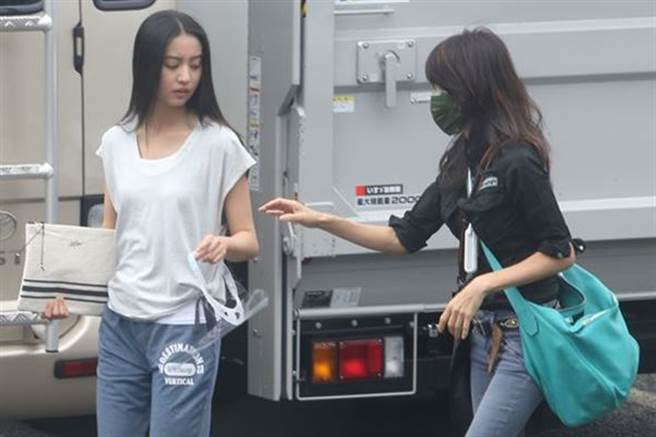 妈妈工藤静香变成女儿的经纪人，帮女儿拿透明面罩。（图/女性自身)