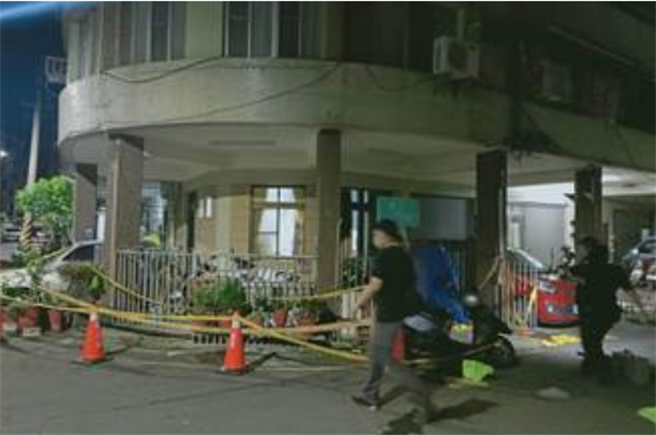 警方接获民眾报案，前往启昌街命案现场拉封锁线，搜证调查。(警方提供／林雅惠高雄传真)