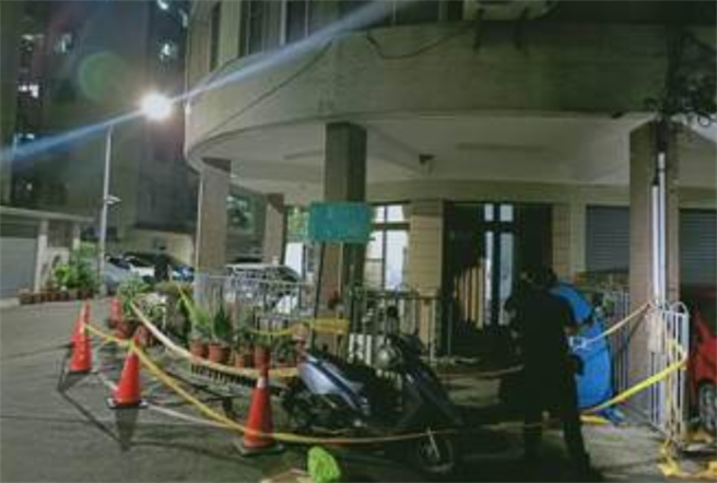警方接获民眾报案，前往启昌街命案现场拉封锁线，搜证调查。(警方提供／林雅惠高雄传真)