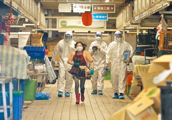 台北市环南市场41名摊商及工作人员PCR採检呈阳性，2日紧急宣布休市3天进行环境清消，摊商在消毒前拔腿快跑离开市场。（赵双杰摄）