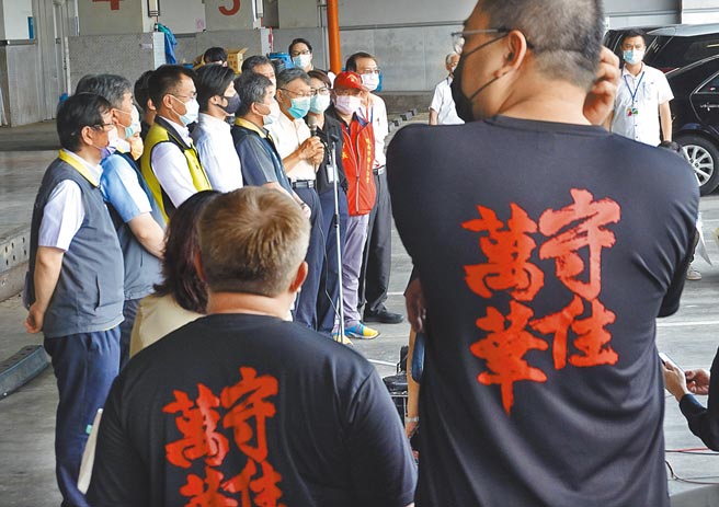 台北市環南市場爆發群聚，中央與地方官員排排站說明後續處置，然而當地攤商與民眾更關心的是政府官員能拿出什麼具體措施守住萬華。（姚志平攝）