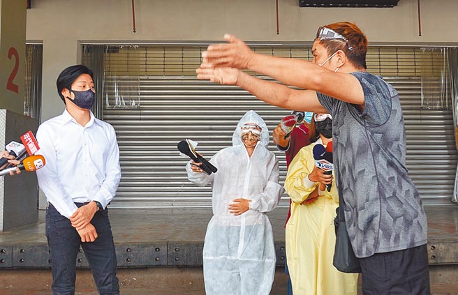 立委林昶佐（左）发言呛柯文哲，遭环南市场摊商怒斥「不要来演戏，滚！」（姚志平摄）