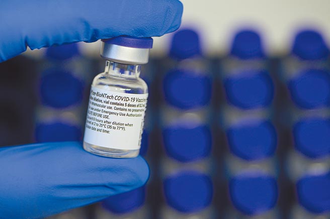 鴻海、台積電獲得政府授權洽購BNT疫苗。（美聯社）