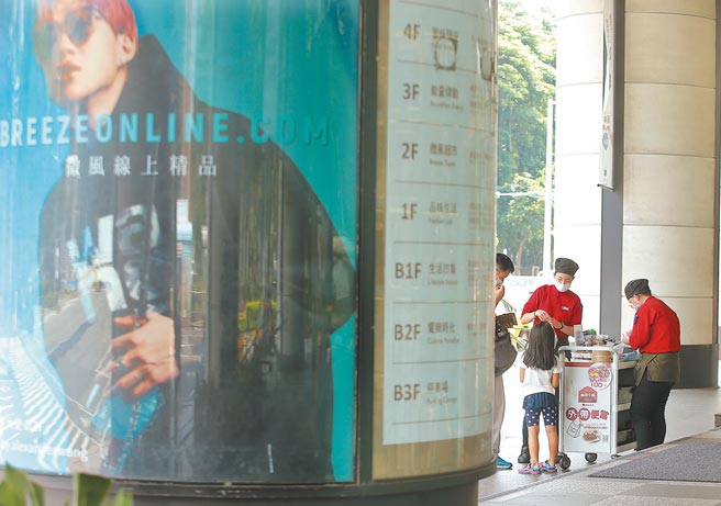 中经院表示，自本土疫情升级三级警戒后，5月NMI呈现「骤跌」，跌幅达10.9个百分点转为紧缩，这次再续跌3.2个百分点、来到46.0%，是近一年来最快紧缩速度。（粘耿豪摄）