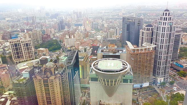 新北本土疫情重灾区板桥6月不动产买卖移转月减24％、年增6.9％。（王莫昀摄）