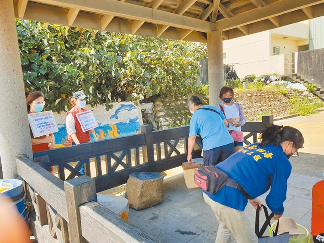 林口区水牛坑近期出现群聚越野车辆及游客，林口区公所以「钢筋」代替封锁线，强化封锁。（林口区公所提供／戴上容新北传真）