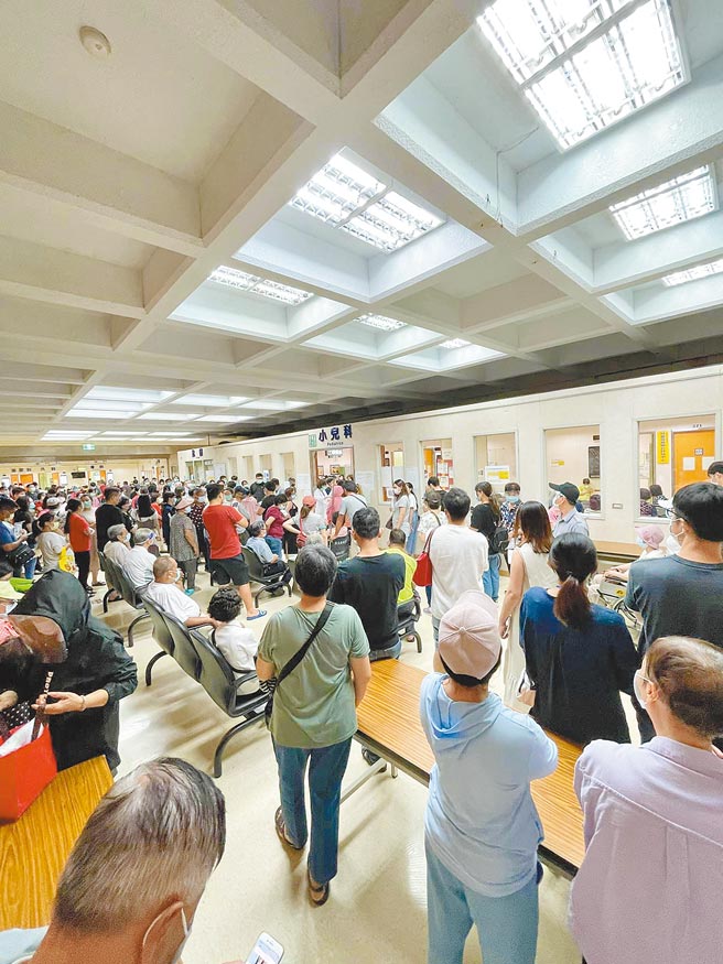 罗东圣母医院2日涌入大批要施打莫德纳疫苗的民眾。（翻摄自脸书「宜兰知识＋」／胡健森宜兰传真）