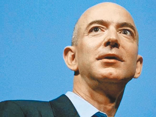 维珍集团老布兰森宣布，11日将搭乘自家打造的太空船「团结号」航向太空，硬是把同样充满太空梦的亚马逊创办人贝佐斯比下去。图为亚马逊创办人贝佐斯。（取材网路）