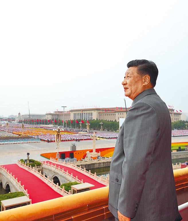 一個中國和一個中國原則是不一樣的，「一個中國」是漢賊不兩立、「一個中國原則」是漢賊彼此還有空間可以談，不是你死我活的唯一對立。也因為這樣，我們才有「中華台北」的奧運模式、重新加入世界貿易組織。圖為中共總書記習近平1日於中共建黨100周年，在天安門城樓上。（新華社）