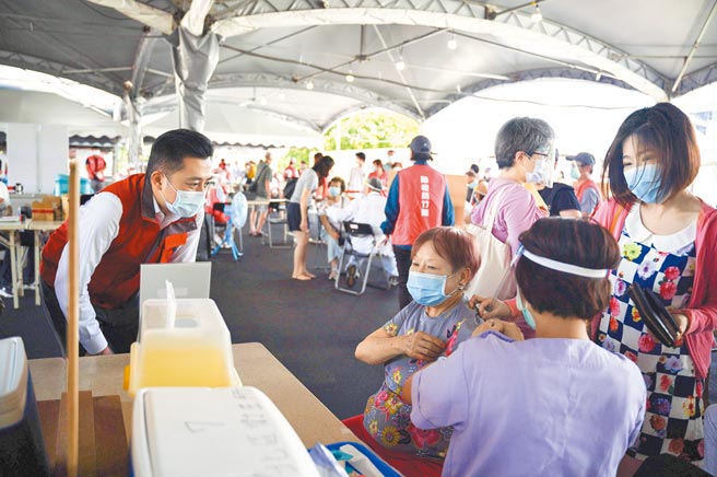 新竹市长林智坚（左）2日一早视察9处施打站，了解长辈施打情形。（新竹市府提供／邱立市传真）