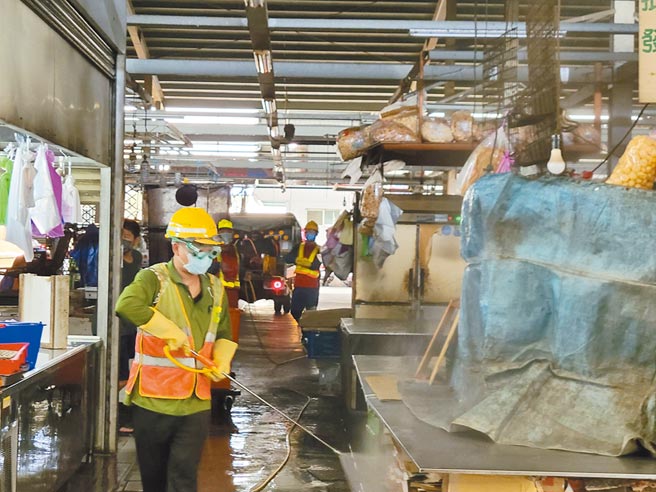台中市环保局至东区十甲旺市场清消。（台中市政府提供／冯惠宜台中传真）