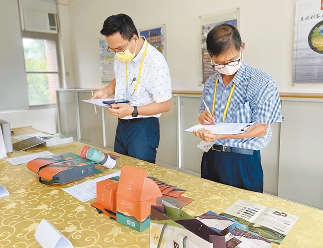 暨南大学邀请专家，进行「南投农好」伴手礼评选。（暨南大学提供／廖志晃南投传真）