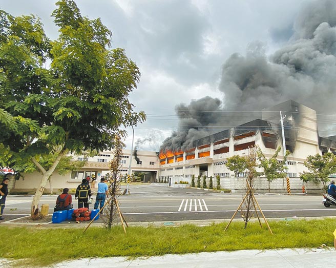 台南市山上區華崧包裝工廠2日火警，廠房陷入火海，濃煙直竄天際。（曹婷婷攝）