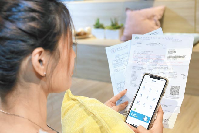 疫情期間許多民眾在家工作，不少人使用電子支付繳交水電等帳單。（一卡通公司提供／石秀華高雄傳真）