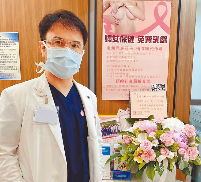 在台東馬偕服務8年的醫生魏銓延，7月起回高雄執業，因心繫台東患者，便開設官方一對一帳號，讓病友線上詢問。（蔡旻妤攝）