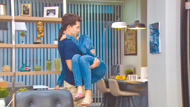 王传一（左）担心旧疾復发，戏里常小心翼翼的公主抱赖雅妍。（三立提供）